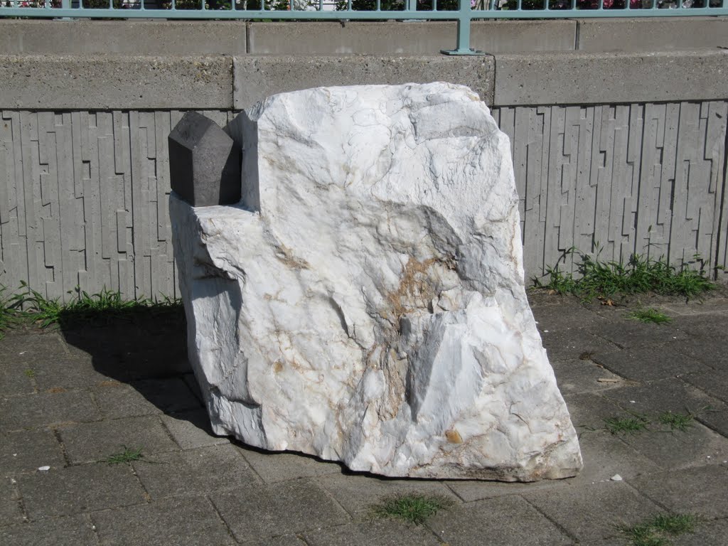 Sculpture in front of the apartment building 't Gein at the Sara Burgerhartsingel by Willem Nabuurs