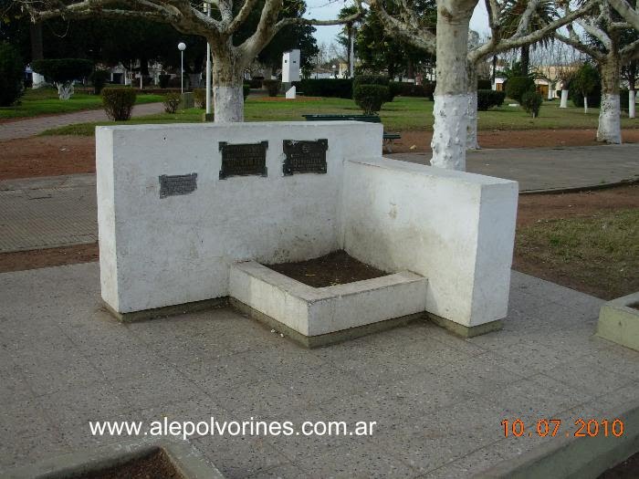 Urdampilleta - Monumento Cincuentenario ( www.alepolvorines.com.ar ) by alepolvorines