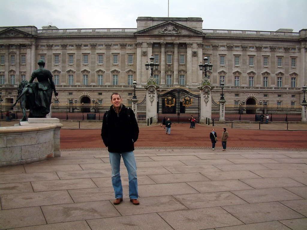 Buckingham Palace by alwo