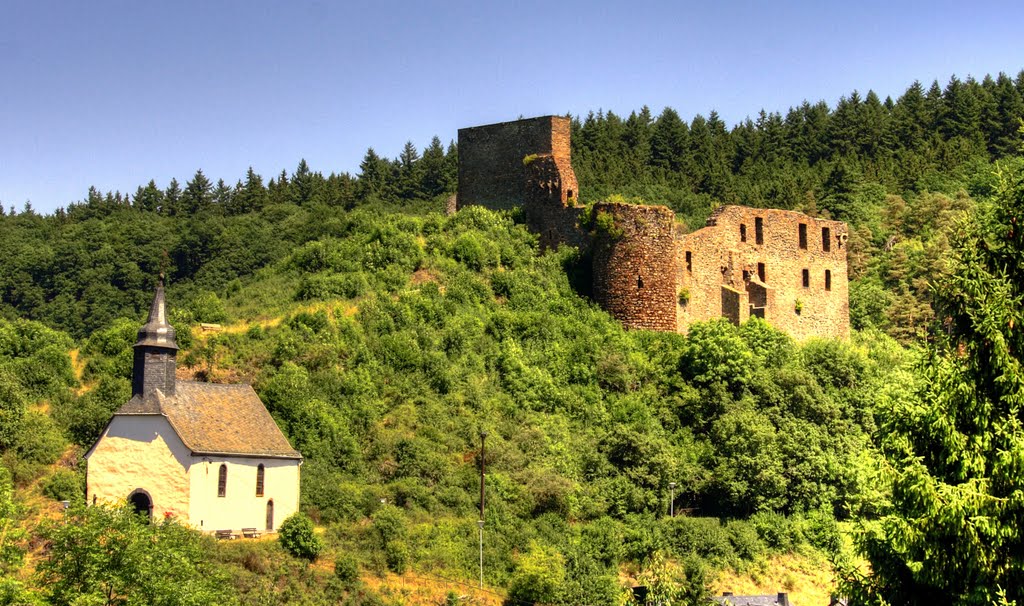 Burgruine Virneburg mit Trinitis Kapelle by kurt Oblak