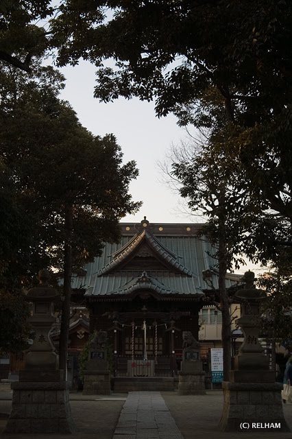 大戸神社拝殿。すっかり夕暮れ時。写真を撮るにはギリギリの時間。 by RELHAM