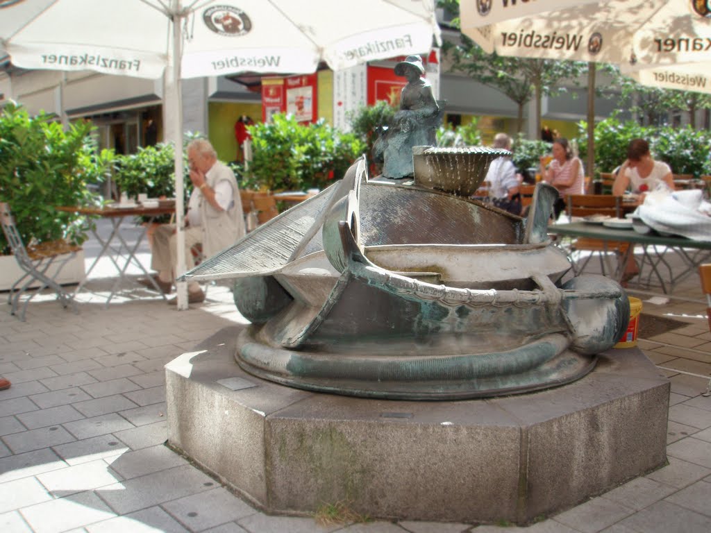 Fountain by Detlef Birgfeld on Colonnaden street by IPAAT