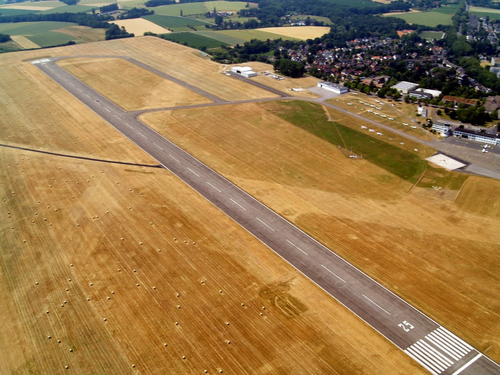 Die Start- und Landebahn des Flughafens Essen-Mülheim (EDLE) by internati