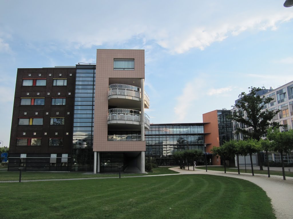 Wilhelmina Kinder Ziekenhuis (children's hospital) by Willem Nabuurs