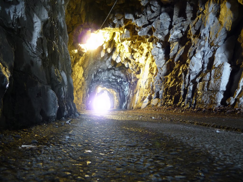 Schweiz, Walensee, Tunnel vor Hinderbetlis by tobiwan