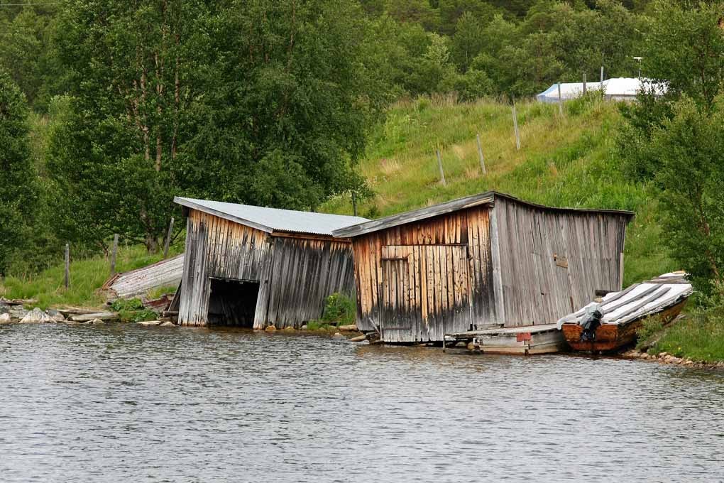 Gamle og slitne naust ved Elgå by Mathias Hoddevik