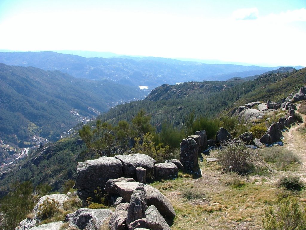 Valle del Rio Caldo desde Junceda by Raúl Busto