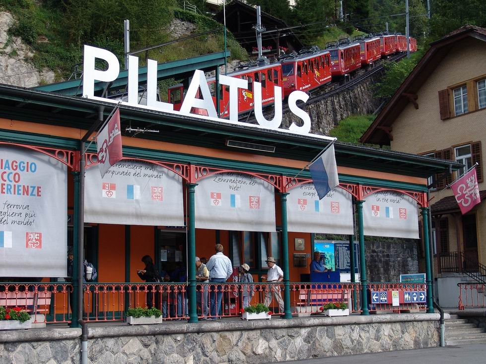 Pilatus Zahnradbahn-Station by jrohr