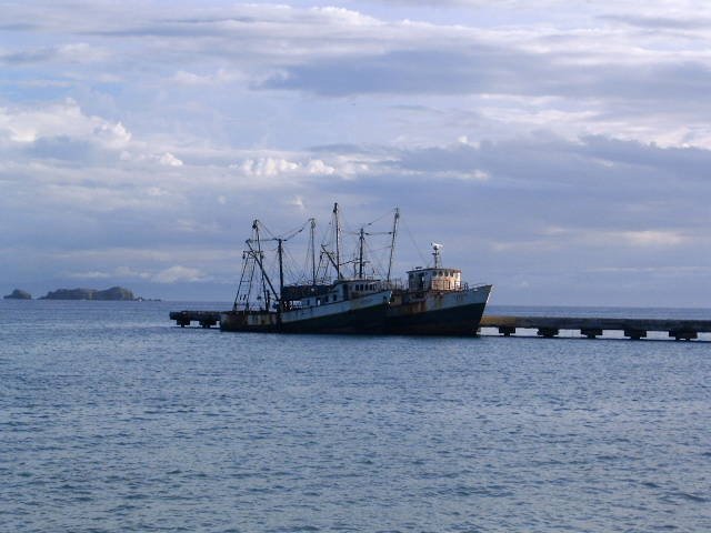 Barco pesquero en Pampatar by J. Carlos Gámez