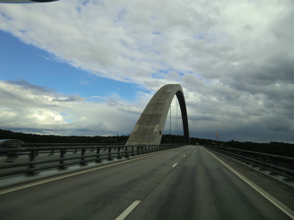 Über die neue Autobahnbrücke geht es von Norwegen nach Schweden by Joachim Beetz