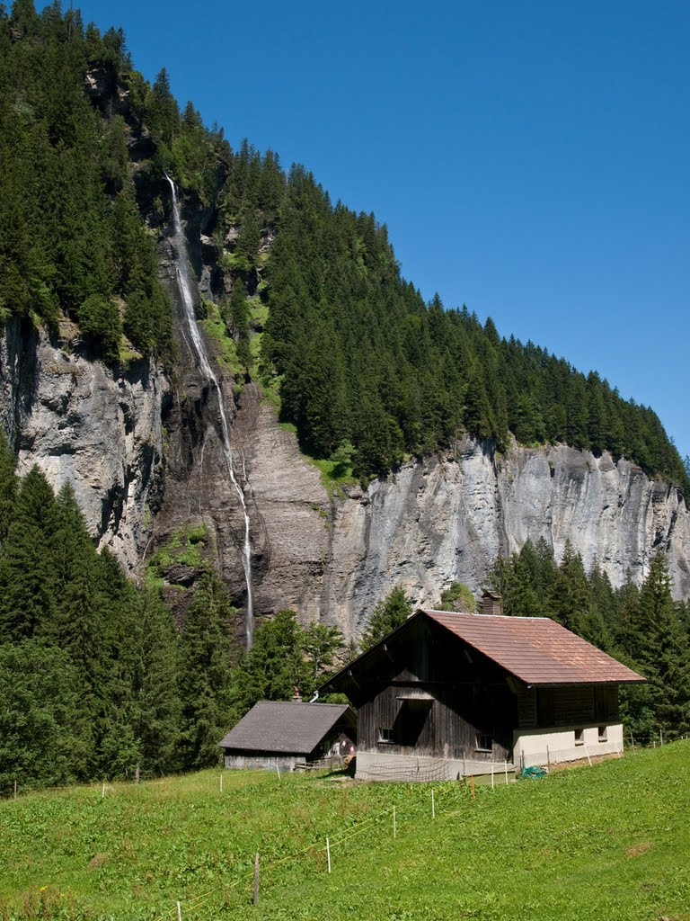 Häuser und Wasserfall by Harri Hofer