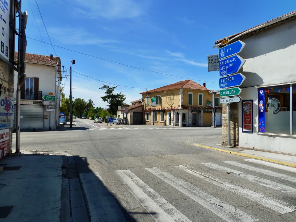 Carrefour de la N7, Fernandel y tourna une scène de son dernier film. by Jean-Louis Delegue