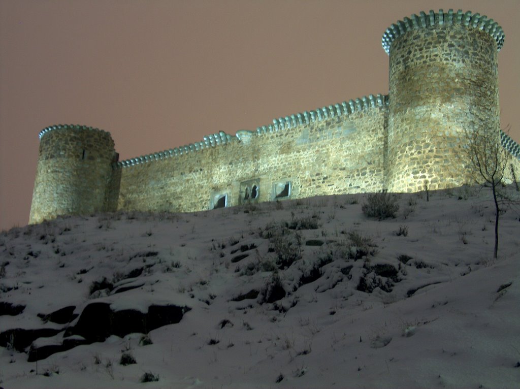 Nevando en el castillo de Valdecorneja,El Barco de Avila by grumetillo