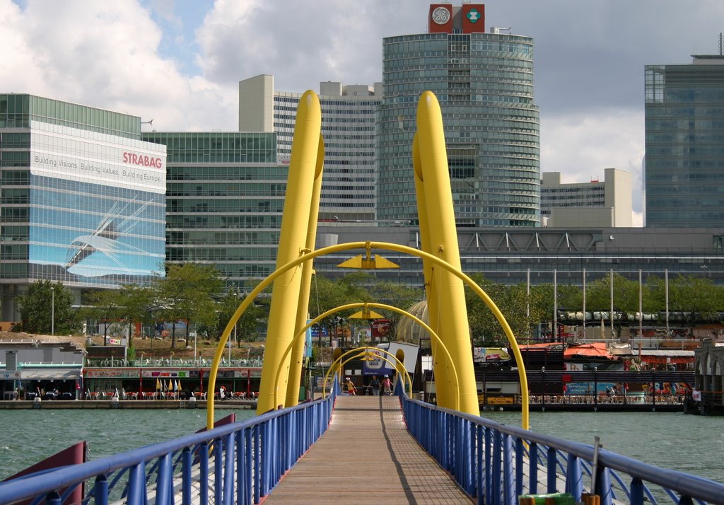 Pedestrian bridge on Danauinsel by Eric Medvet