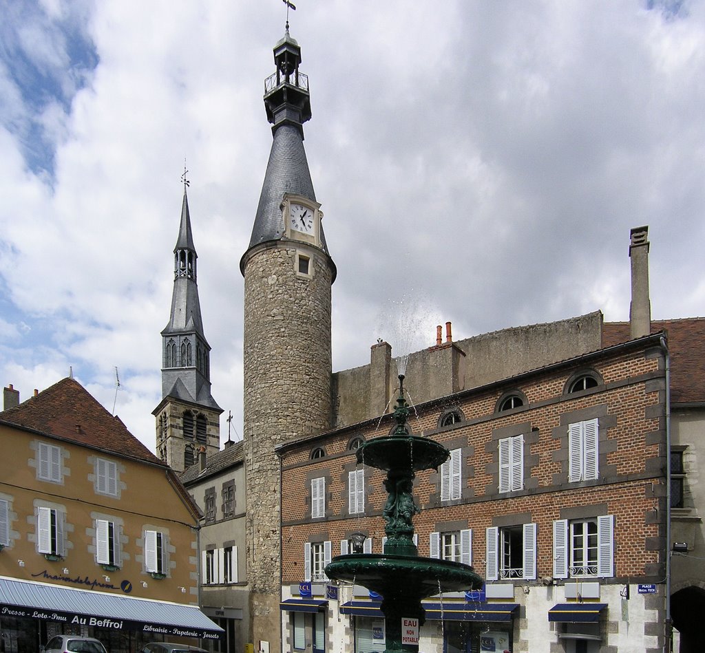 Saint-Pourçain-sur-Sioule, la Tour de l’Horloge by mady77