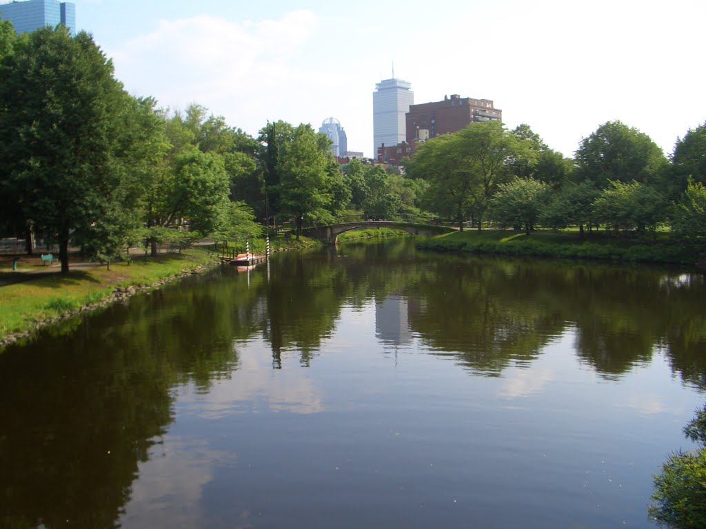 Boston: The Esplanade; in the back the skyscraper "Prudential Tower" by GEO-Reini