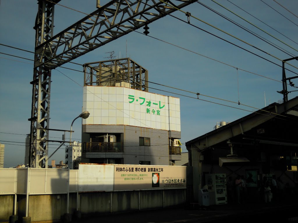 Nankai Shinimamiya station platform by DVMG