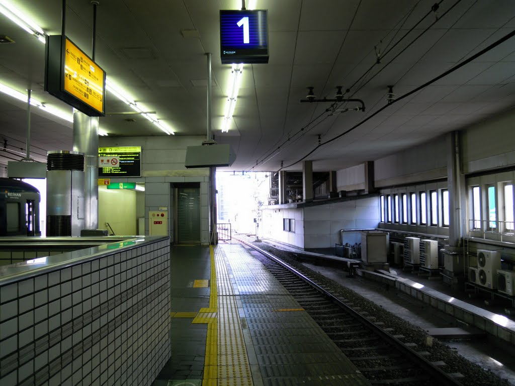 Keihan Kyobashi station platform by DVMG