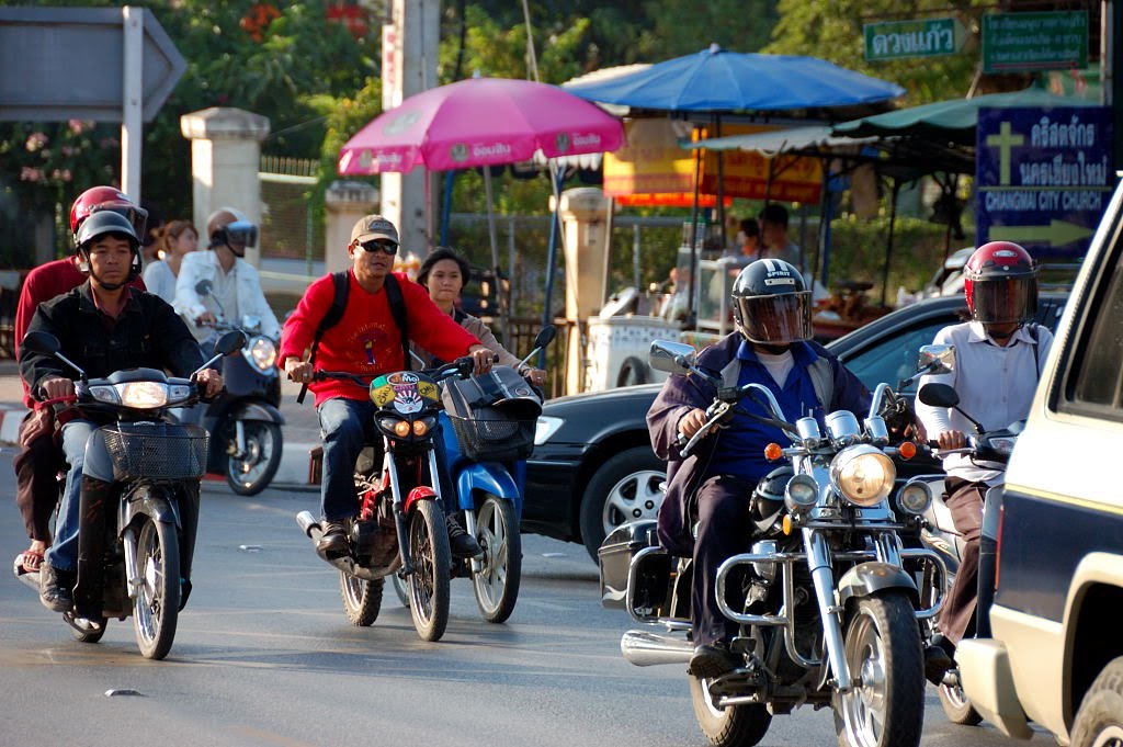 Mopedverkehr in Straße in Chiang Mai by khopan