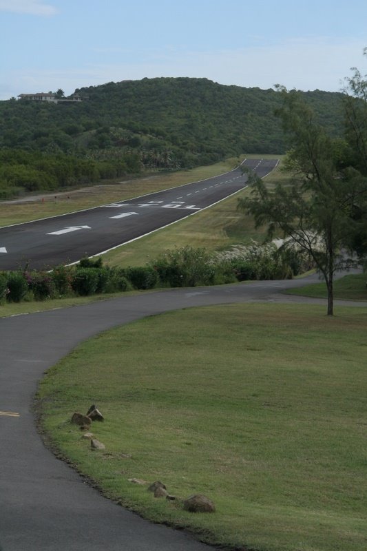 Mustique airport by BallyB