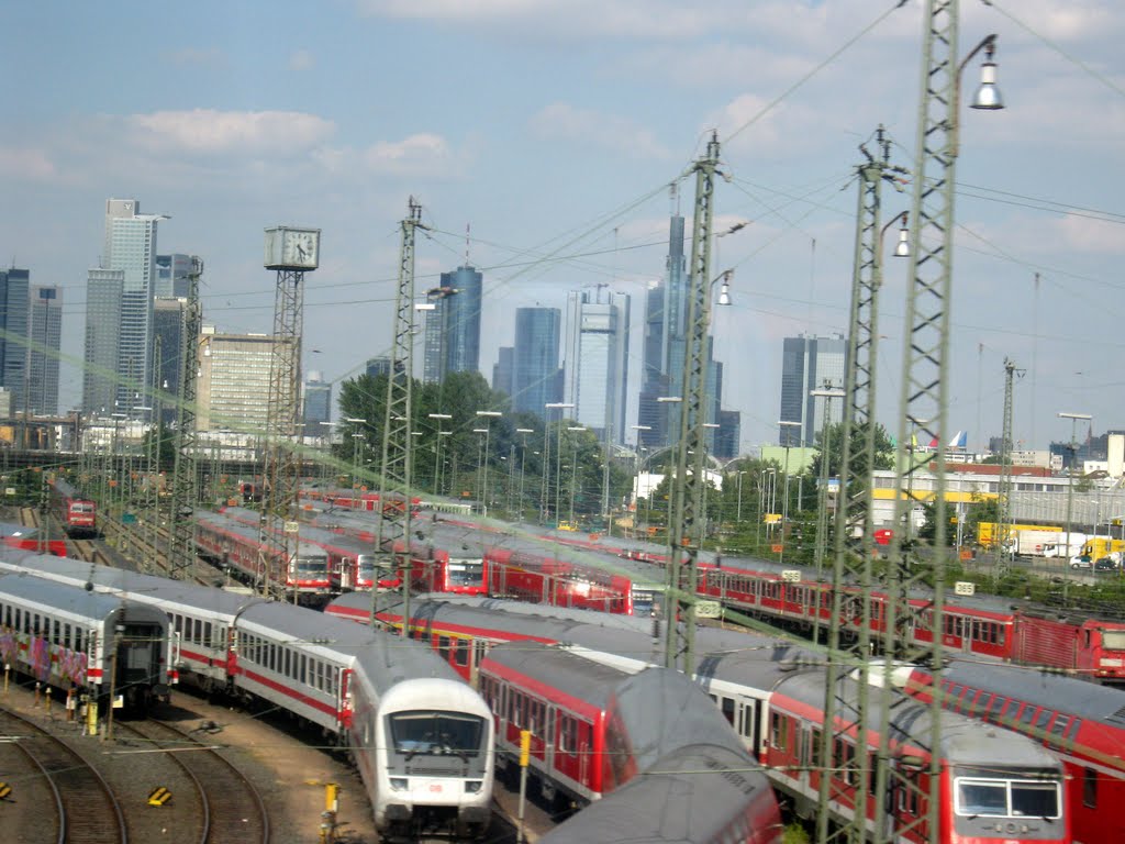 Frankfurt Bahnhof Skyline by Christoph Rohde