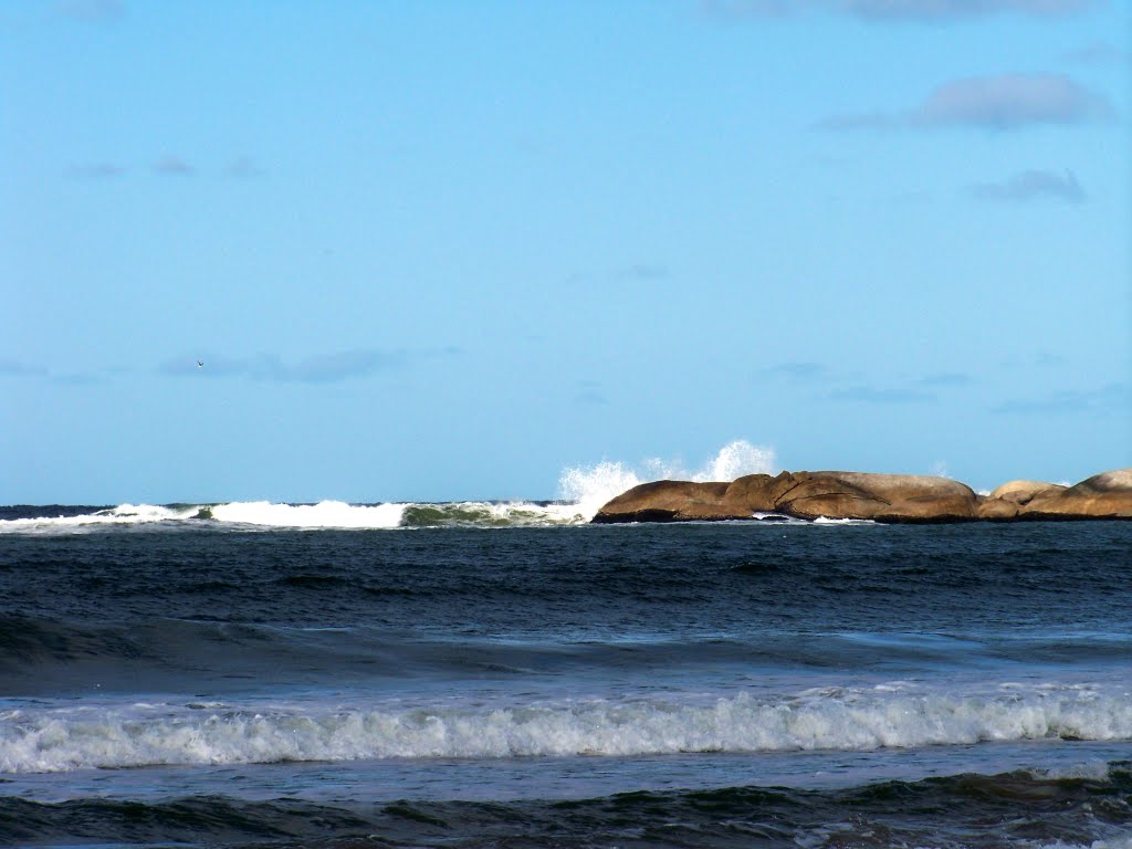 Ondas nas Pedras, Punta Del Diablo, Uruguai by Roque Oliveira