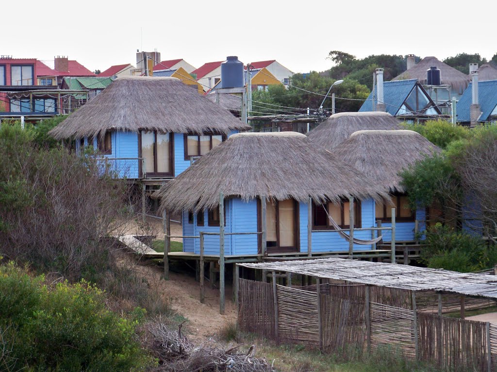 Casas de Palha, Punta Del Diablo, Uruguai by Roque Oliveira