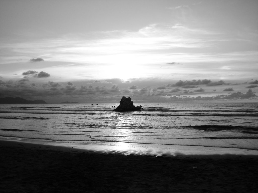 Playa de Sopelana en blanco y negro by Álvar