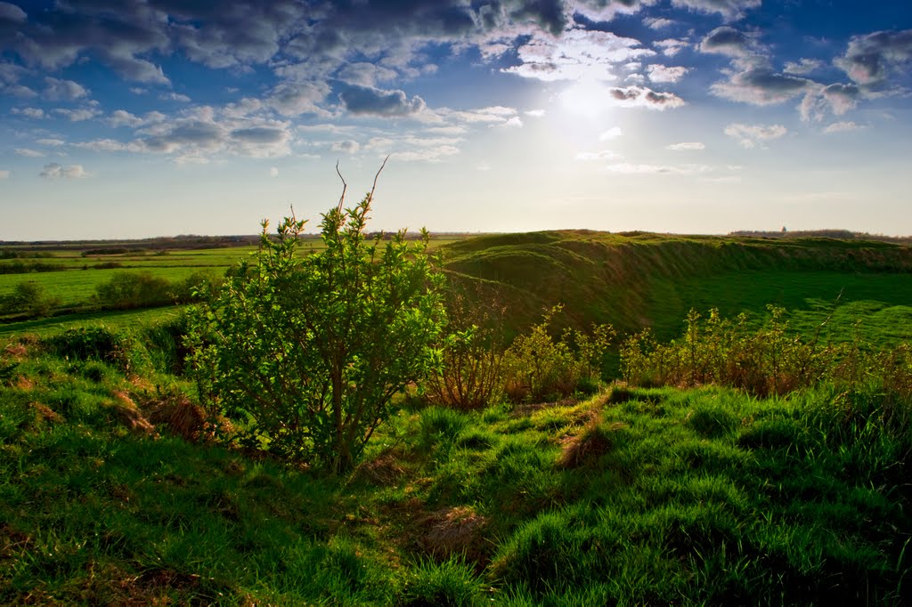 Gegenlichtaufnahme am Ringwall - Lembecksburg Borgsum auf Föhr. by Reiner Vogeley