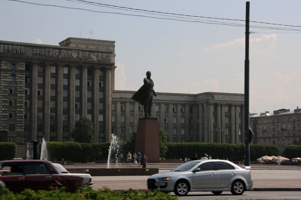 Moskovskiy Prospekt - Plaza de Moscú - Estatua de Lenin by Carloso