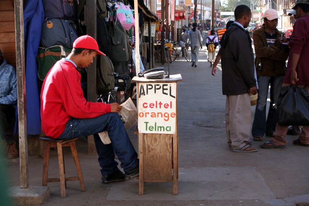 Cabine téléphonique "made in Madagascar" by Viollet Alain