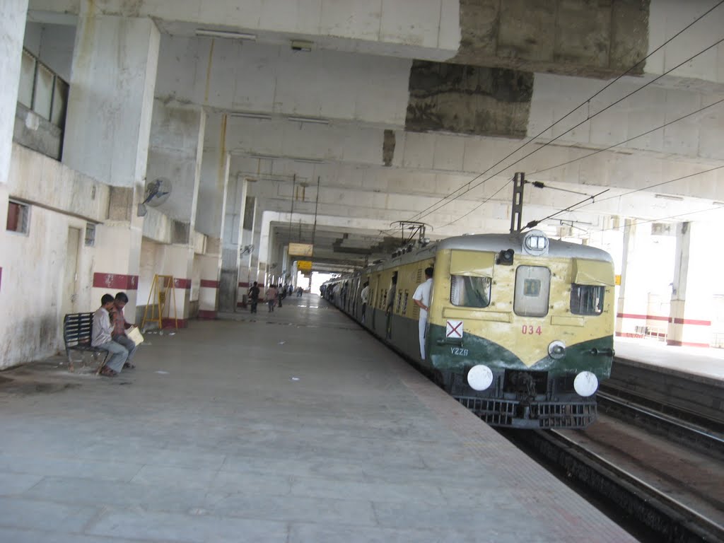 Chepauk railway station by mnk30091985