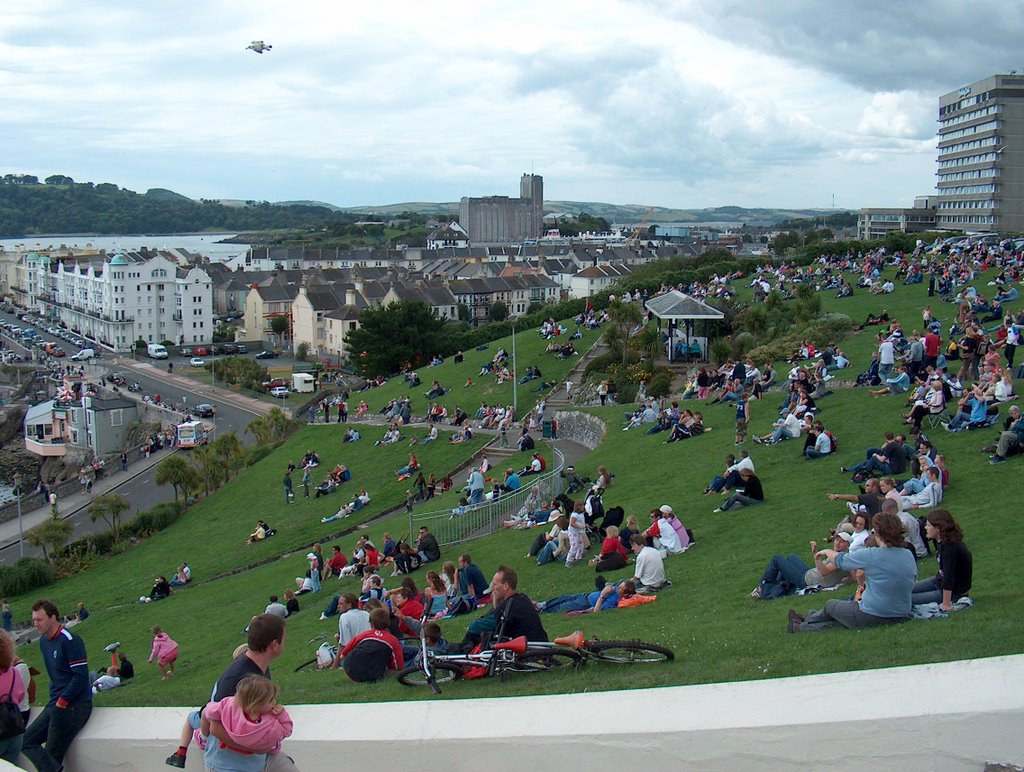 The Hoe, Plymouth Uk. Offshore boatrace day. IV. by Arvid Storli