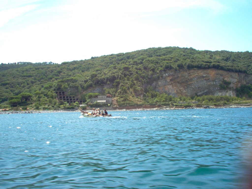 Si naviga verso l'isola Palmaria.Nel verde la costruzione bloccata per decenni e abbattuta nel maggio 2009. by Landi Paolo (brezza)