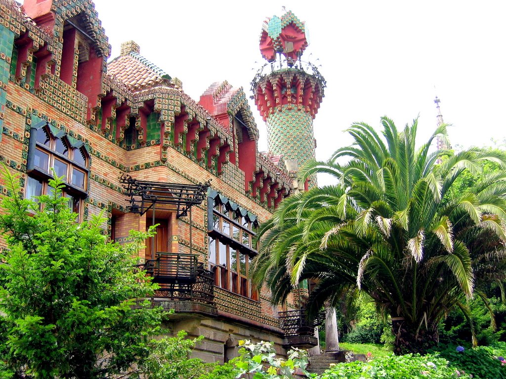 Capricho, Comillas (A. Gaudí) by Carlos Uriarte