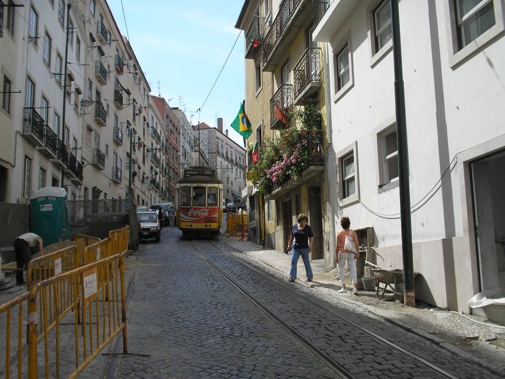 Bandeira brasileira na Calçada de Santo André - Lisboa by Carlos Fabiano Braga