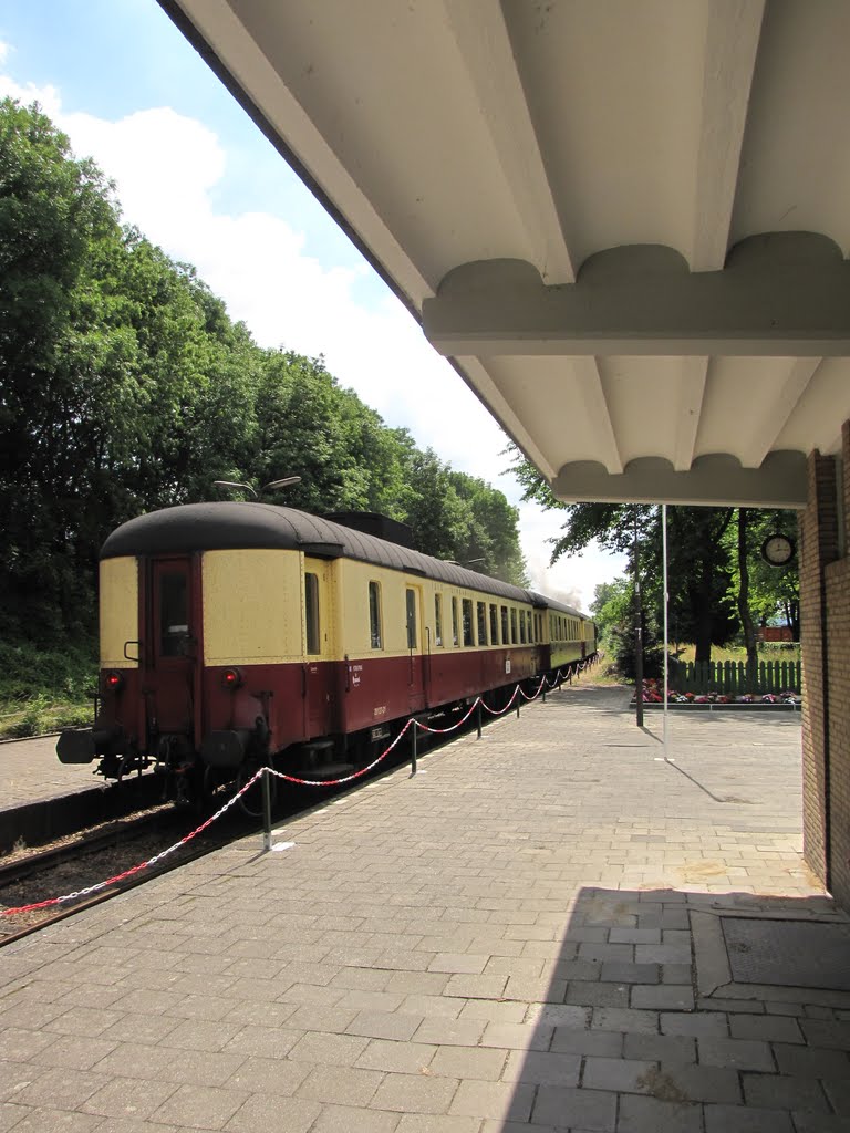 Wijlre-Station Z.L.S.M.(Zuid Limburgse Stoom Maatschappij) by hhdidden