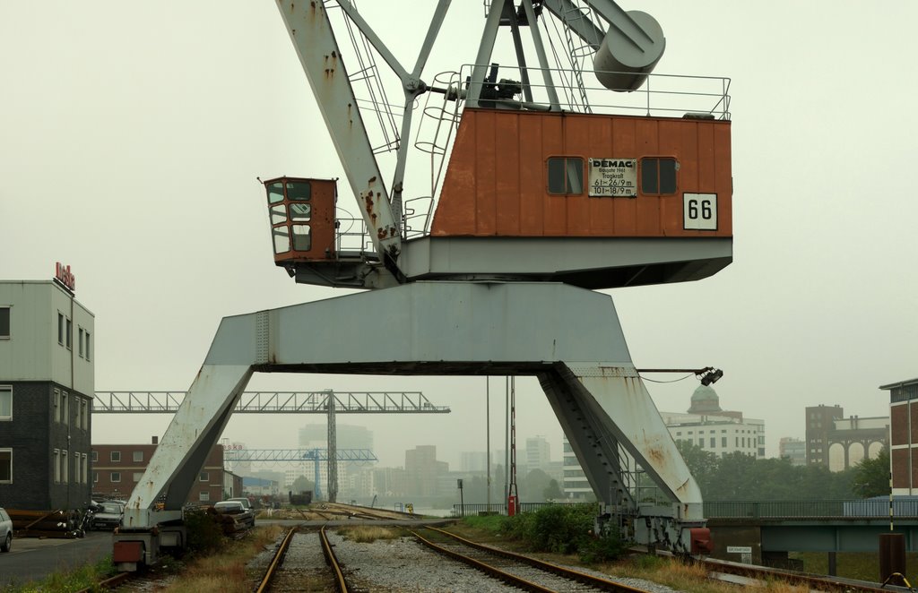 Gery Bauten vom Hafen aus by eberius