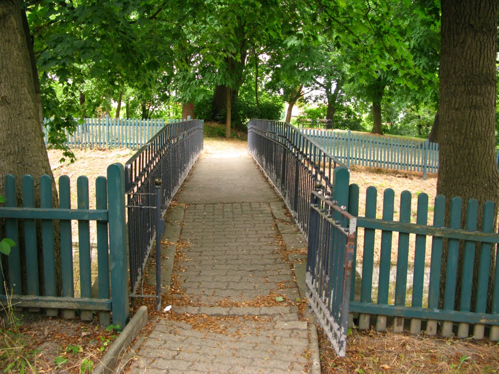 Foot bridge over carriageway by wndrin