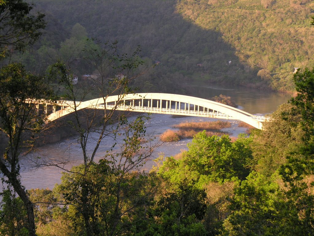 Ponte Ernesto Dornelles,sobre o Rio das Antas,divisa de municipio Bento Gonçalves e Veranopolis.(RS) by Leandro Lorenzini