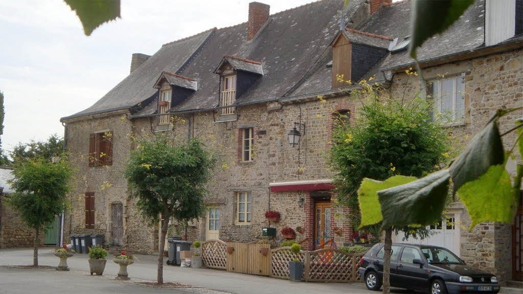 À Moulins (35198) à côté de l'église du 15ème siècle by Eugene68