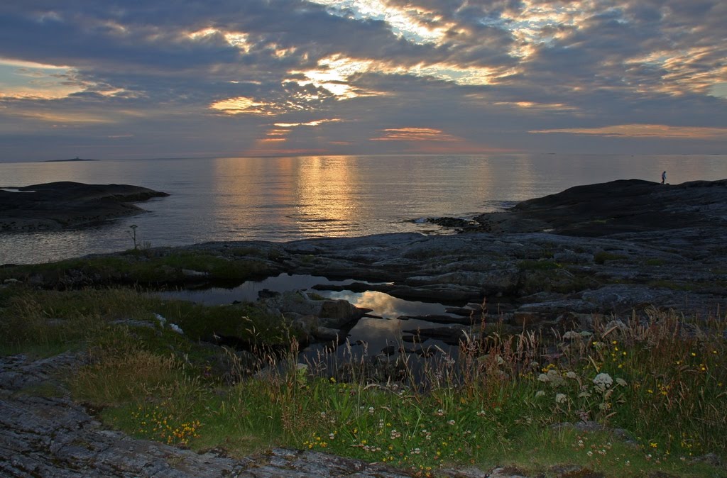 Sommerkveld ved havet. by Bjørn Fransgjerde