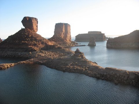 Gigantes sin agua, islas transformadas en penínsulas by Gregorio Samsa