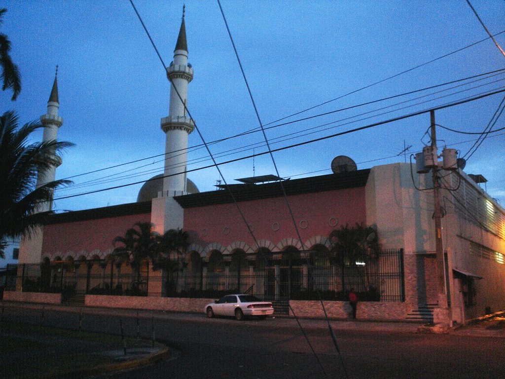 Calle 4 y Melendez (Mesquita Arabe ) by Daniel Sanchez Mendoza