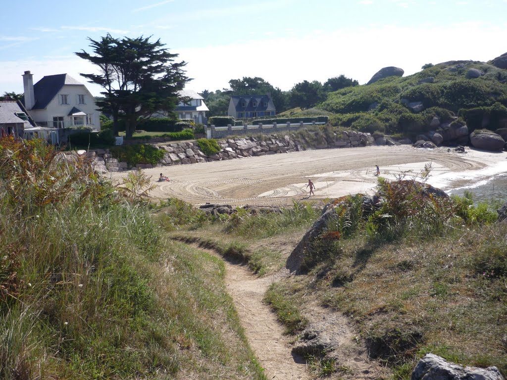 Plage des Curés à Trégastel sur la Côte de Granit Rose en Bretagne. by crechargant