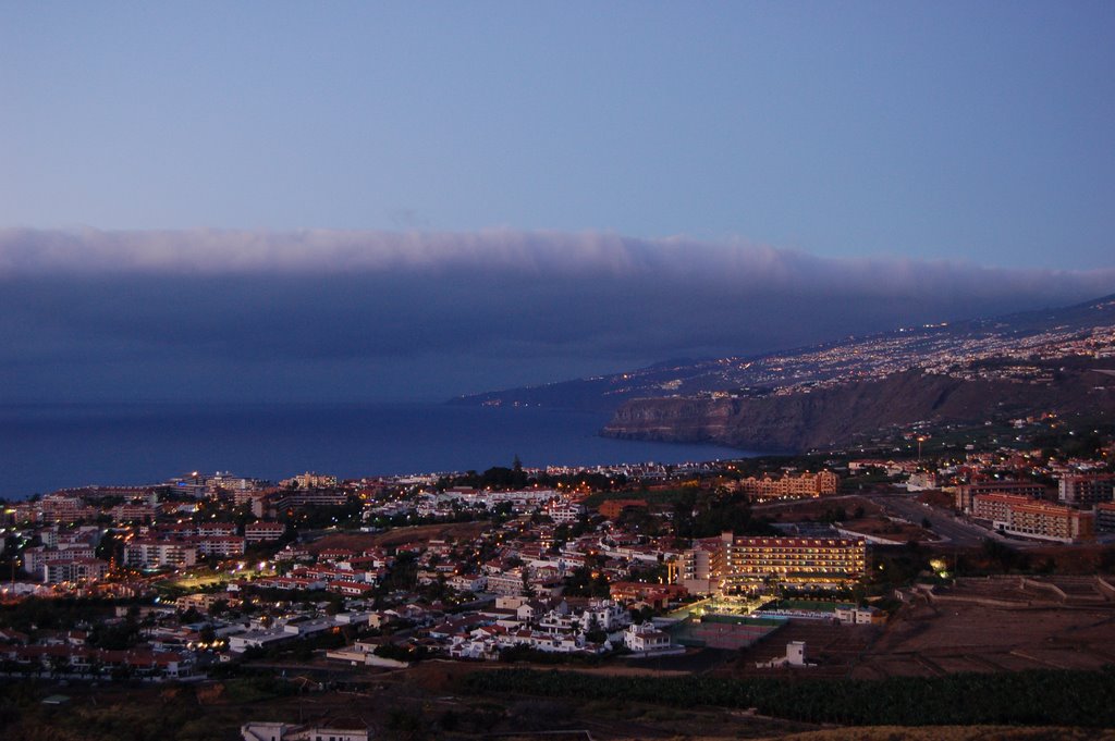 Puerto de la Cruz (nocturno) by Ramon Espiña Fernand…