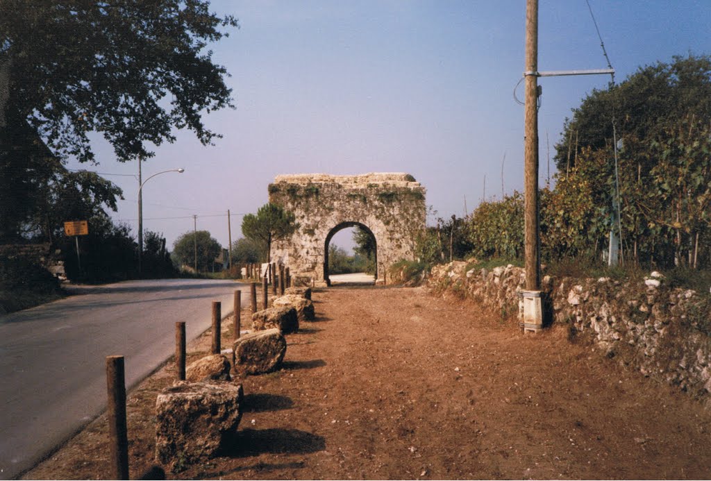 Via latina e porta di san lorenzo....dopo la riscoperta della via consolare by aquinas47grincia