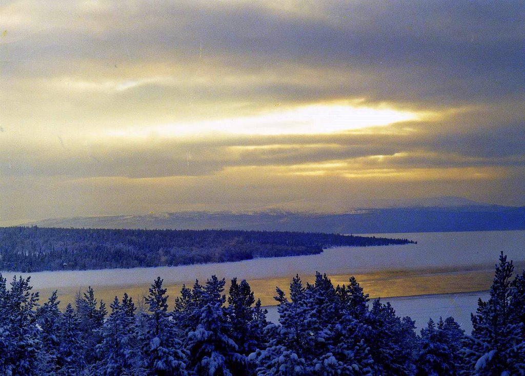 The lake in der nahe vom polarni zori kaupunkia. by nalle puh