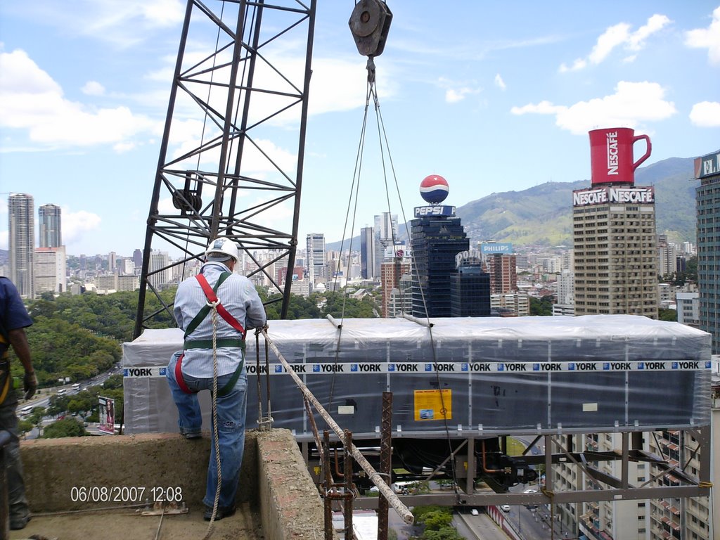 Izamiento de chillers, edificio Cametro by Sergio A Gonzalez