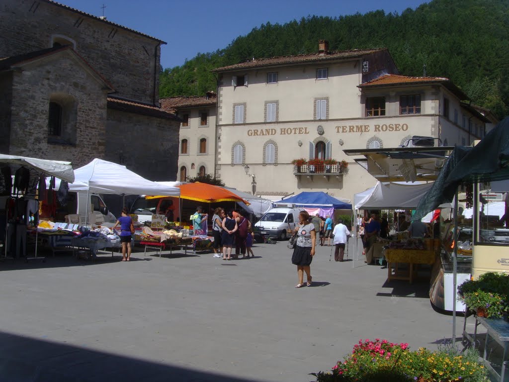 Bagno di Romagna (FC) - Piazza Ricasoli - Giorno di mercato (23/07/2010) by esse est reminisci (SAVE PANORAMIO)